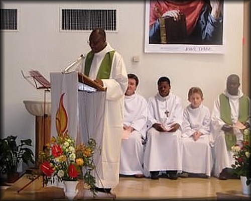 70 Pere Hugues Sehounhouedo cure de la paroisse