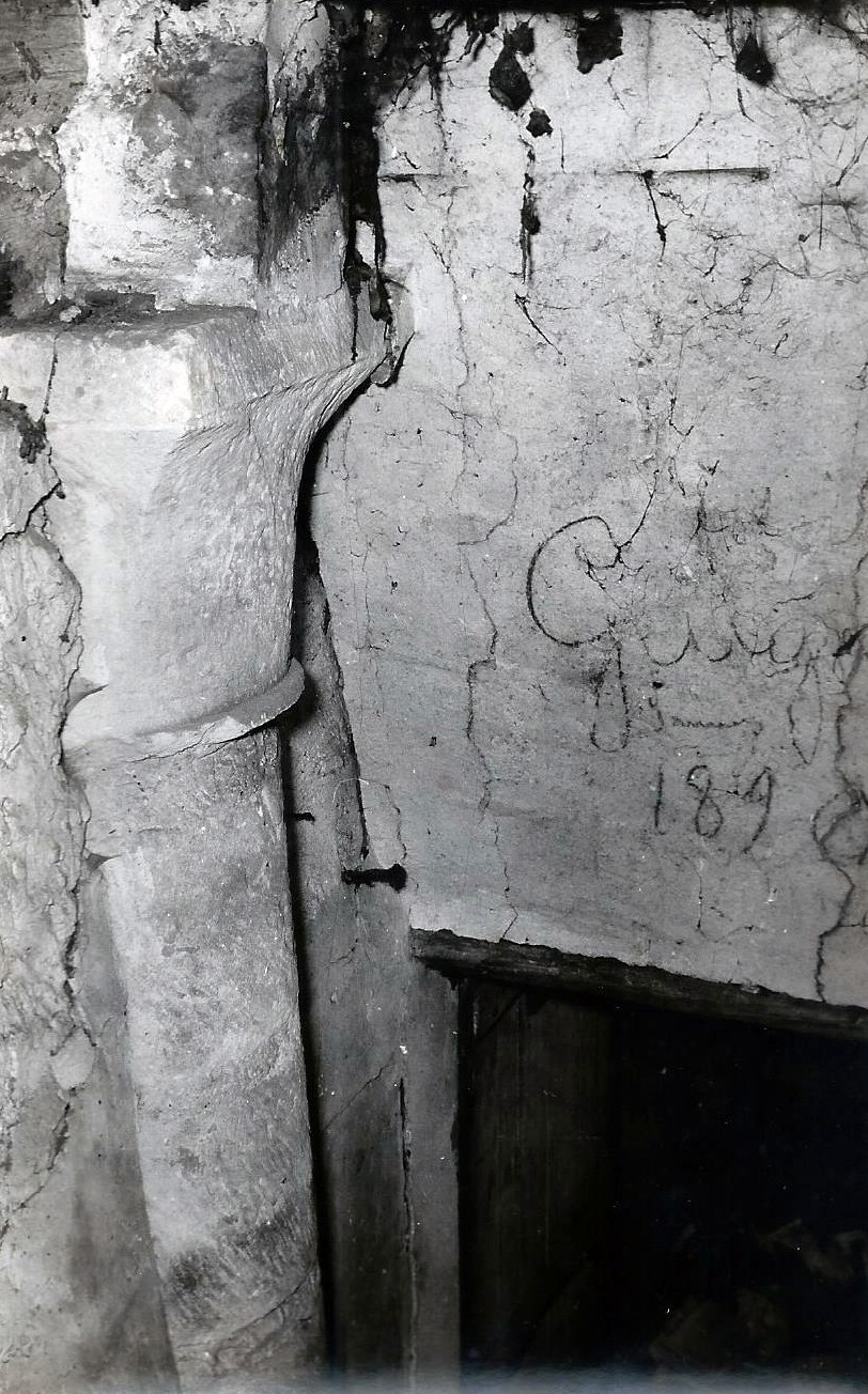 Premiere eglise mur audessus de la porte dentree